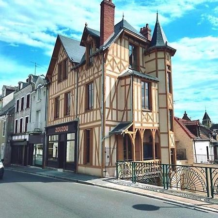 Logis Hotel La Maison A Pan De Bois Vierzon Eksteriør billede