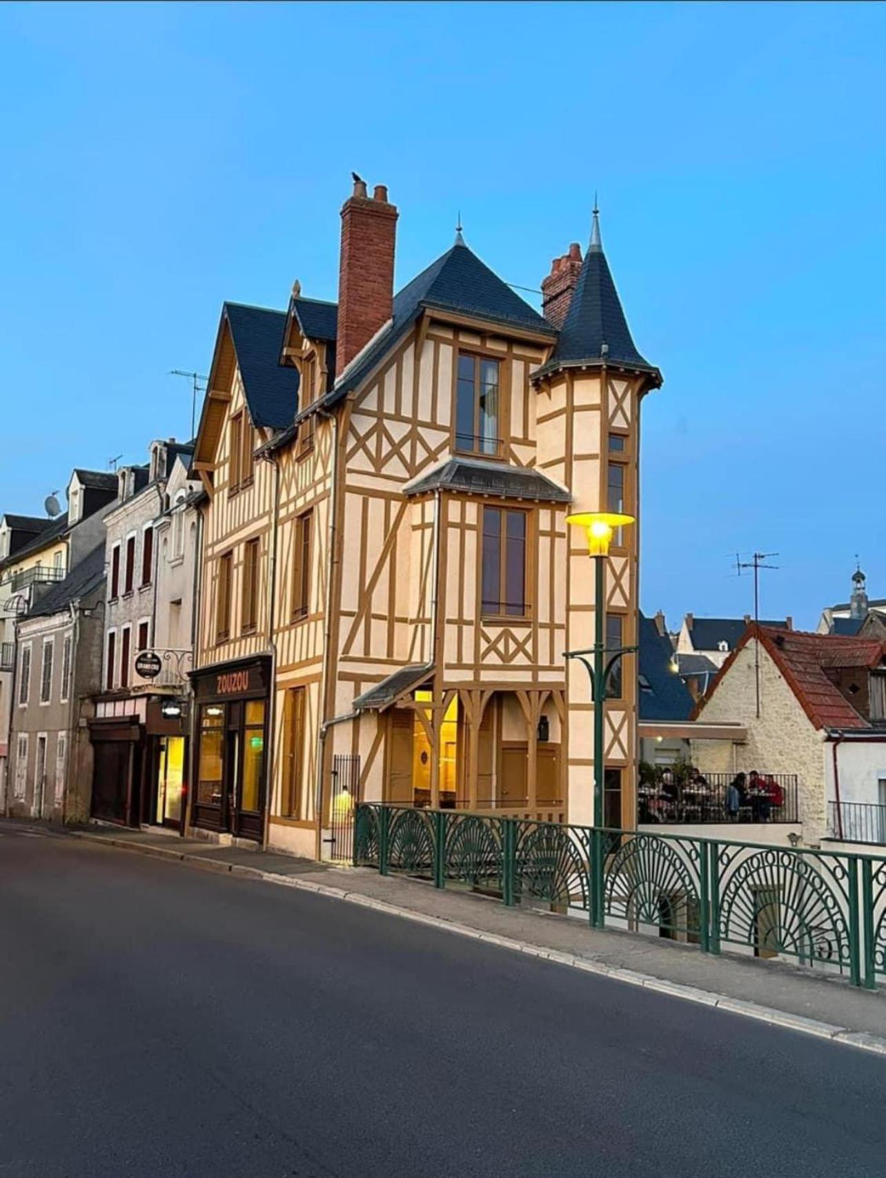 Logis Hotel La Maison A Pan De Bois Vierzon Eksteriør billede