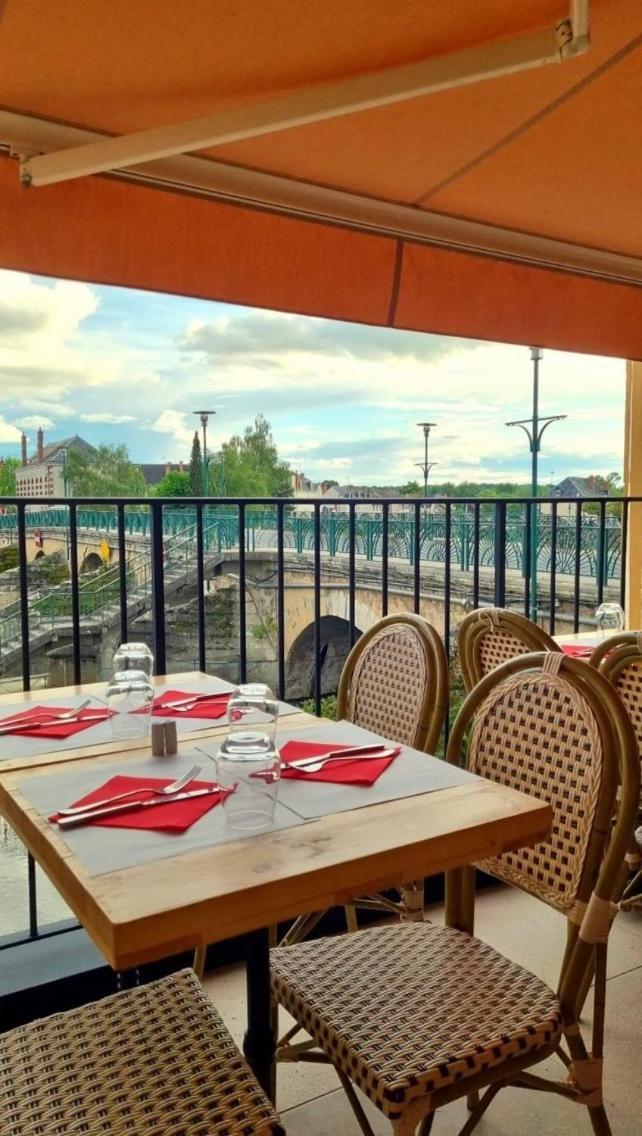 Logis Hotel La Maison A Pan De Bois Vierzon Eksteriør billede