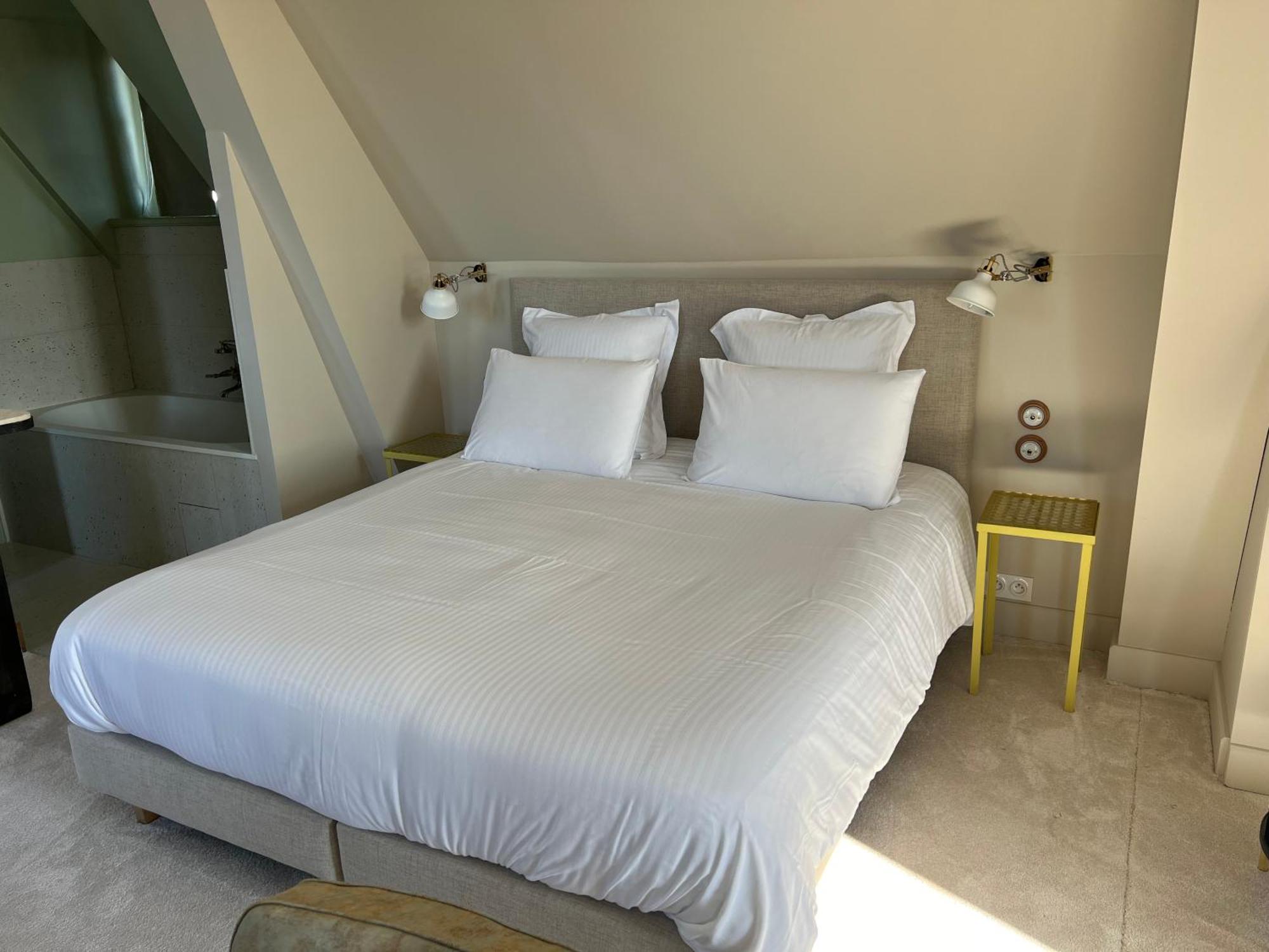 Logis Hotel La Maison A Pan De Bois Vierzon Eksteriør billede