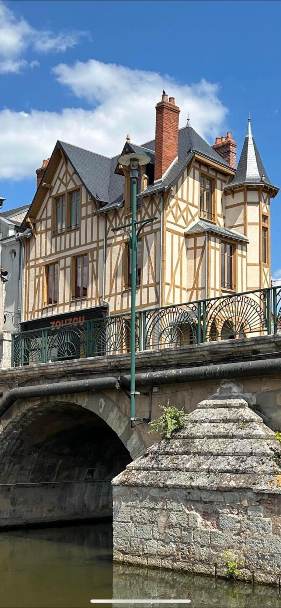 Logis Hotel La Maison A Pan De Bois Vierzon Eksteriør billede