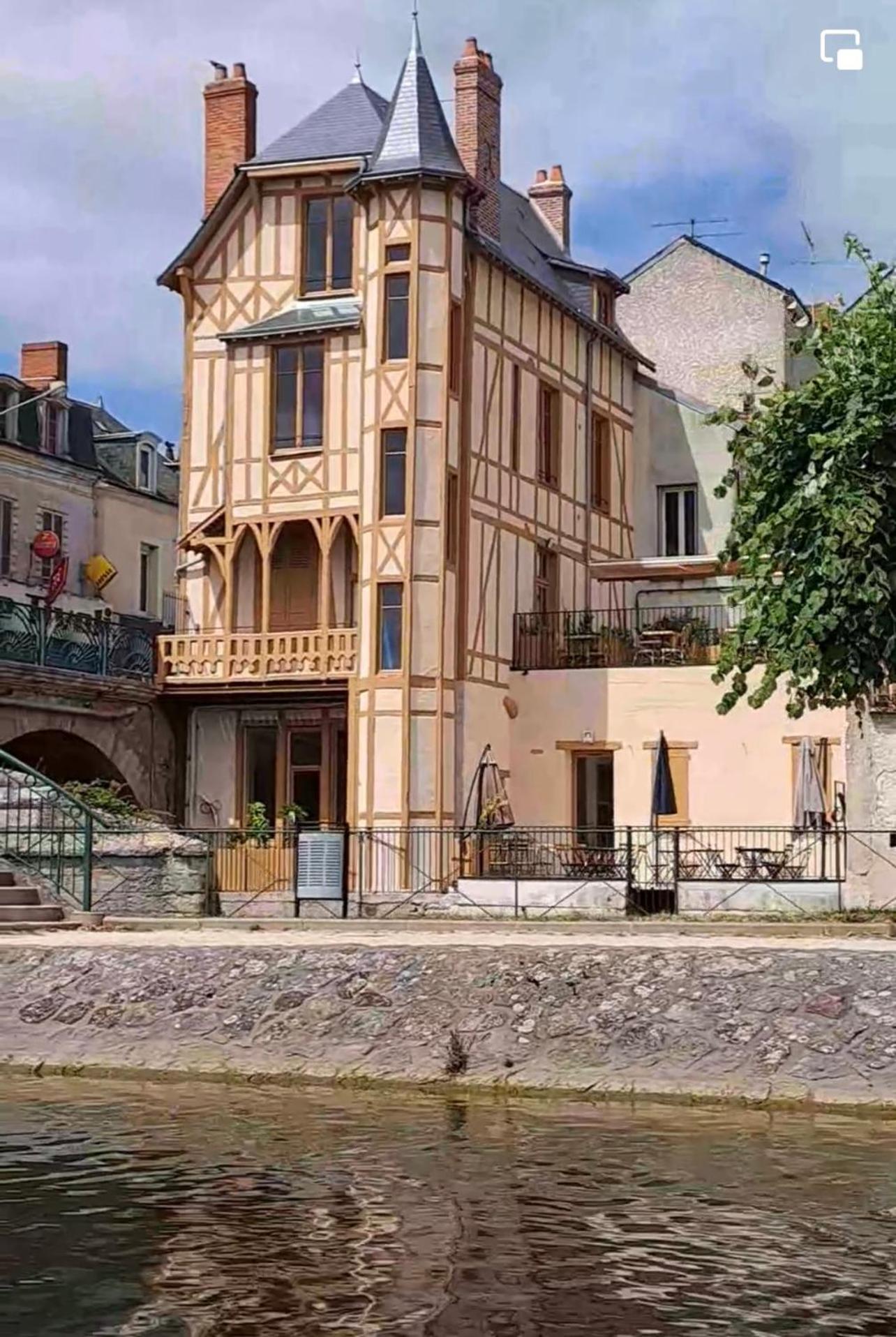 Logis Hotel La Maison A Pan De Bois Vierzon Eksteriør billede