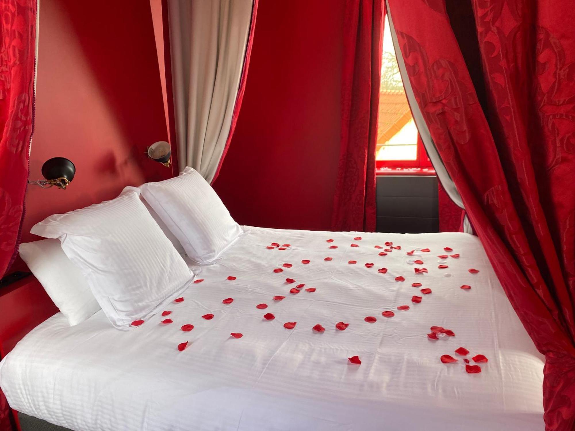 Logis Hotel La Maison A Pan De Bois Vierzon Eksteriør billede